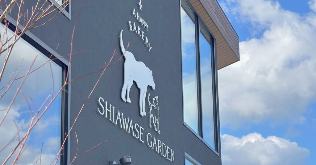 幸せのパンケーキ　犬とご飯を食べる建物が高台に新登場