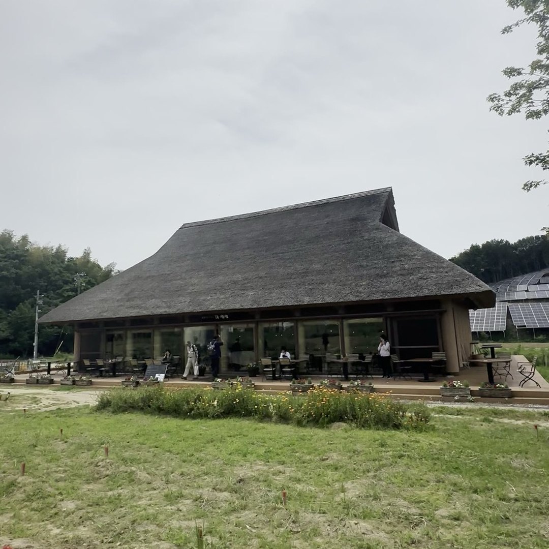陽・燦々 外観 大きな茅葺き屋根 淡路市野島常盤 農家レストラン