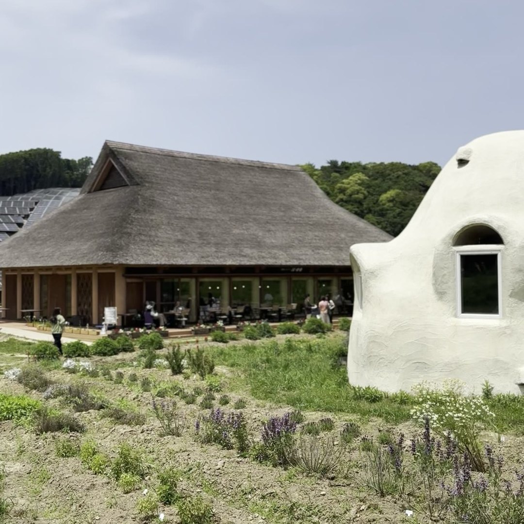 陽・燦々 外観 茅葺き屋根とドーム型の建物 淡路島