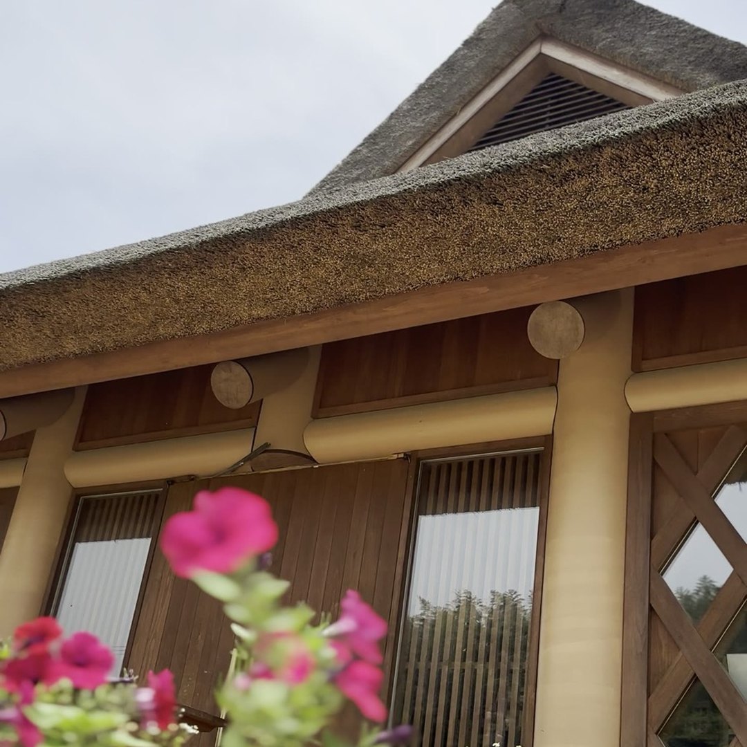陽・燦々 外観 三角屋根と花 淡路島 農家レストラン