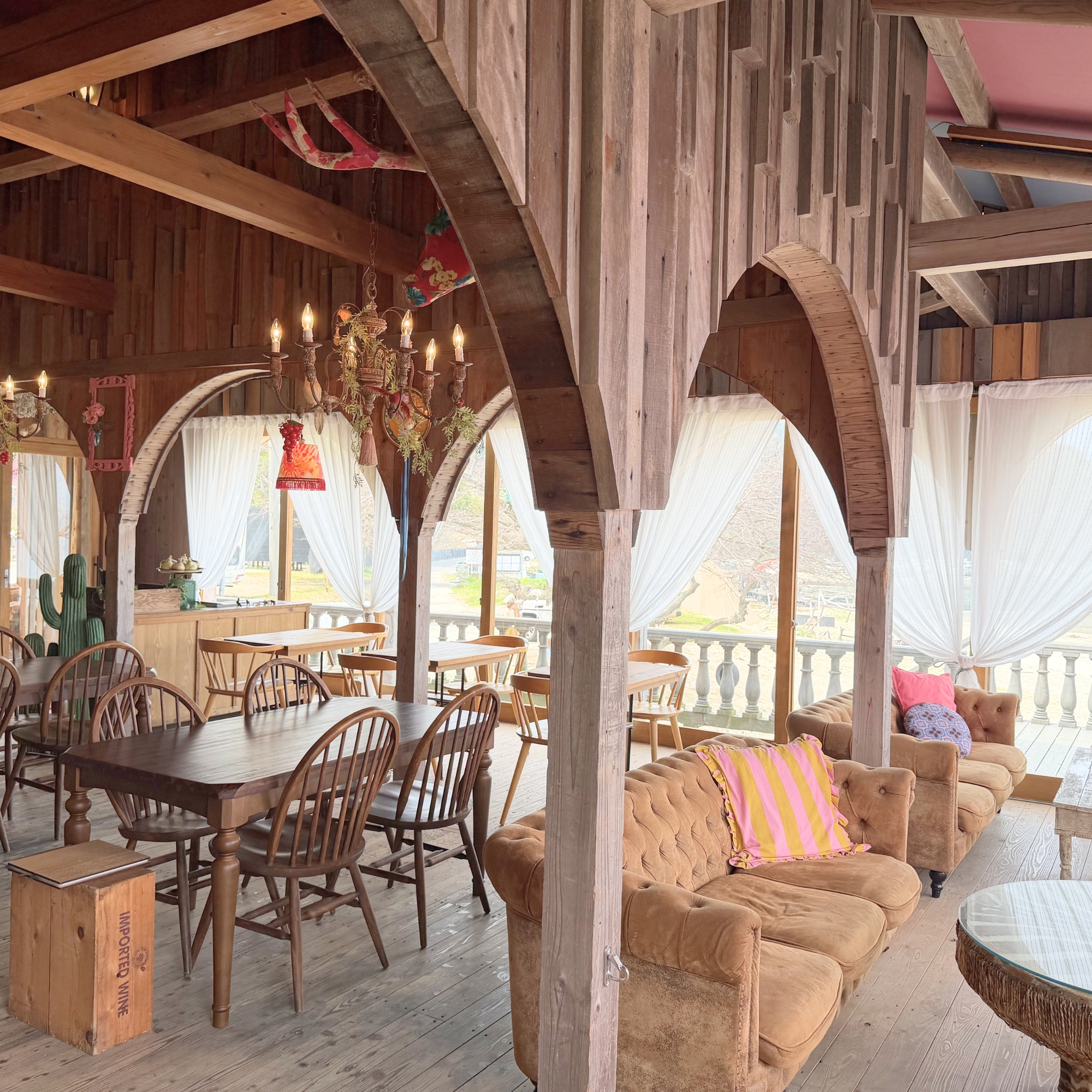 CAFE ROSA 室内 木造アーチ ソファ ダイニング 淡路島カフェ