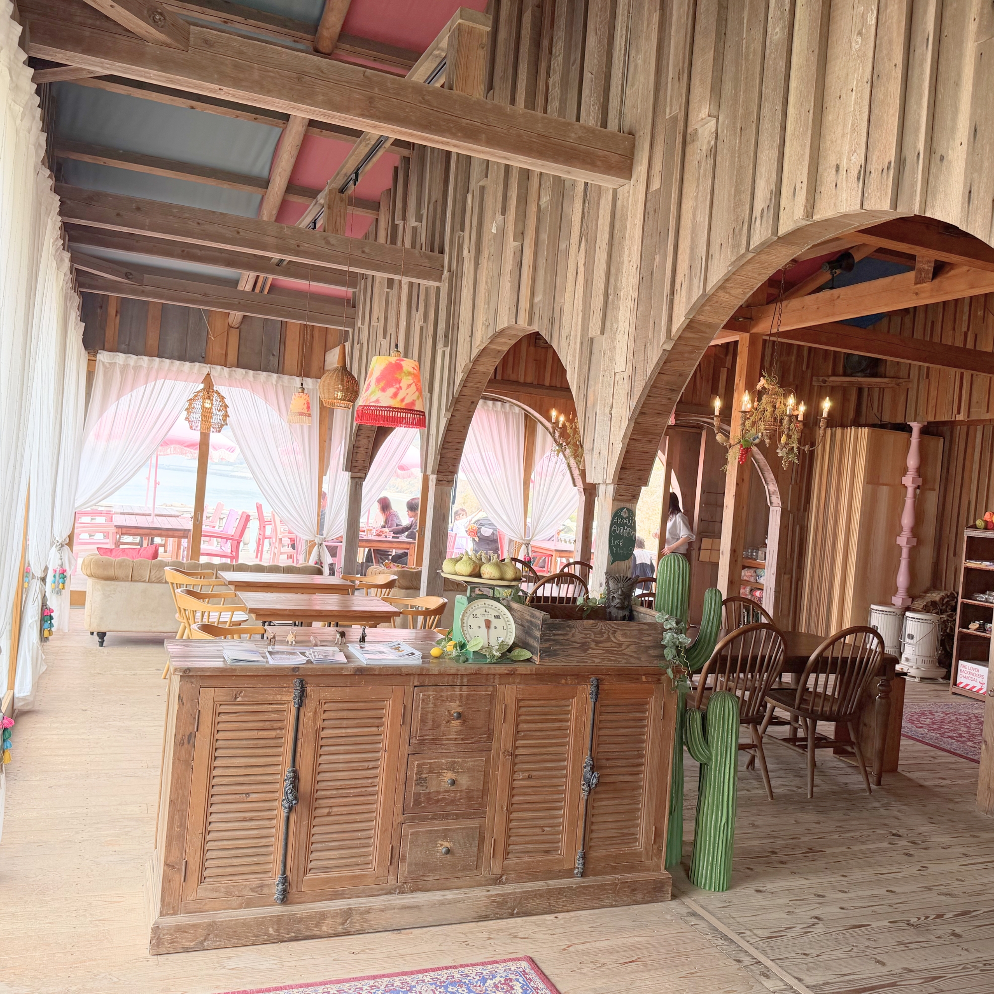 CAFE ROSA 室内 入口から奥を見渡す アンティーク インテリア