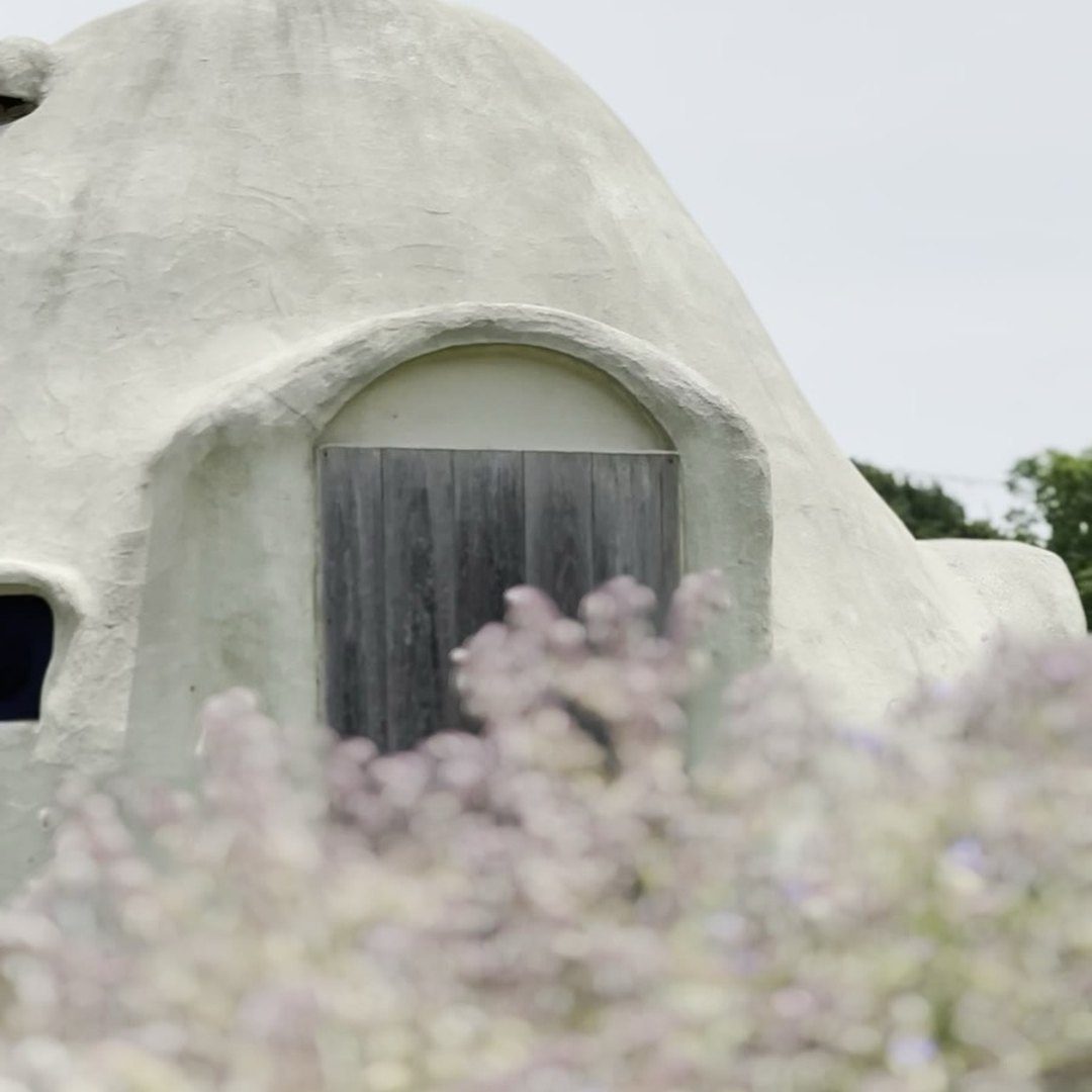 陽・燦々 敷地内のドーム型建物と花 淡路島