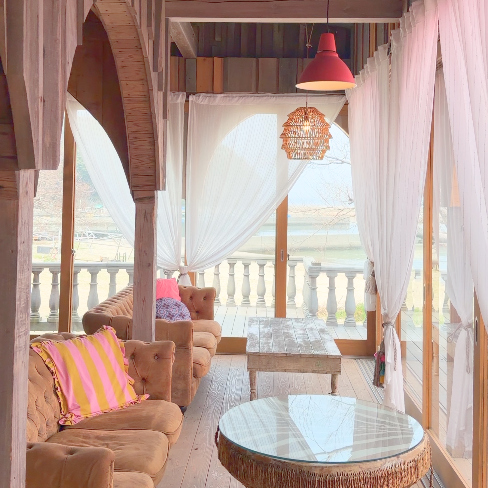 CAFE ROSA 室内 ソファ 白いカーテン 海が見える 淡路島 犬連れカフェ