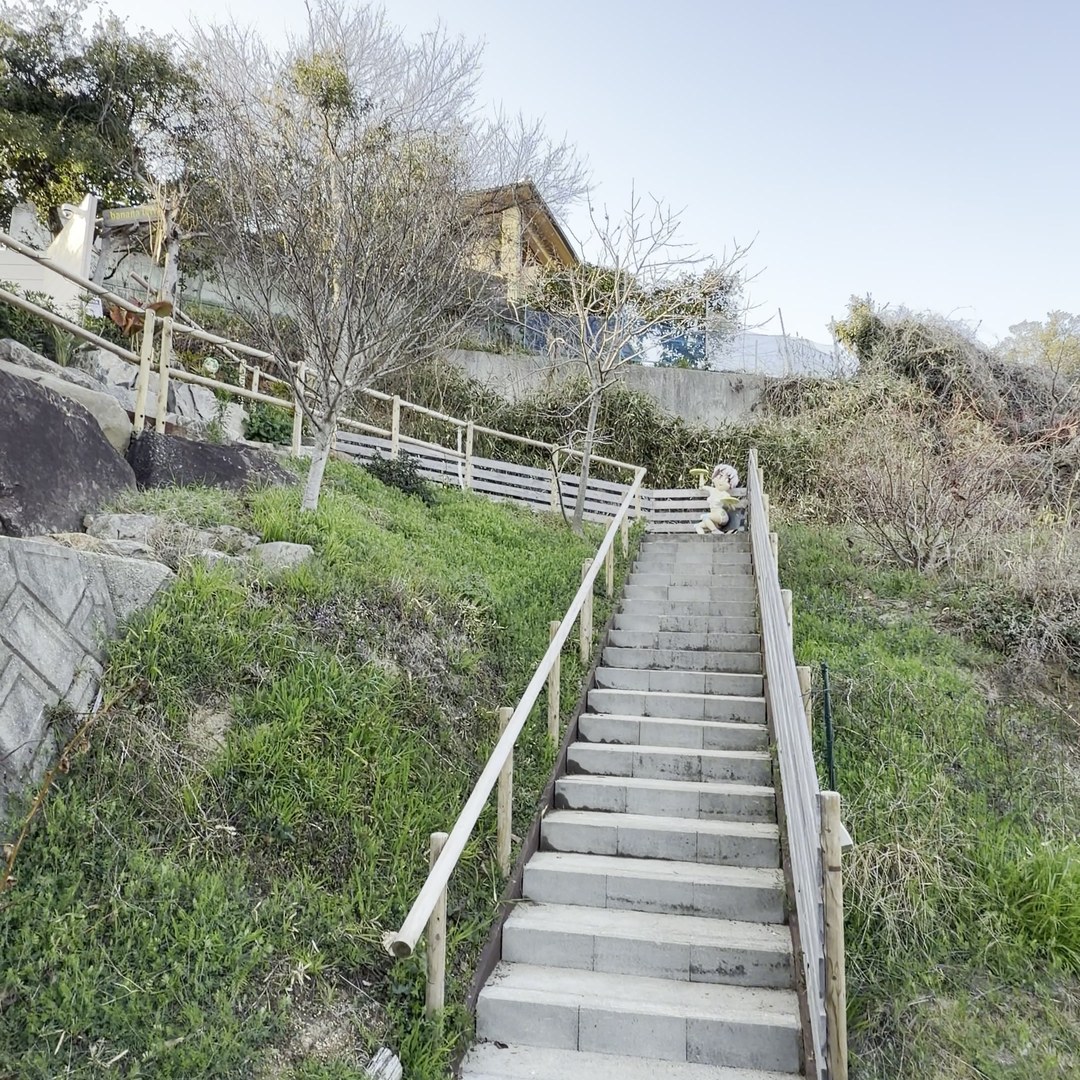 ドッグランへの傾斜階段 注意 +Lei Kitchen 淡路島