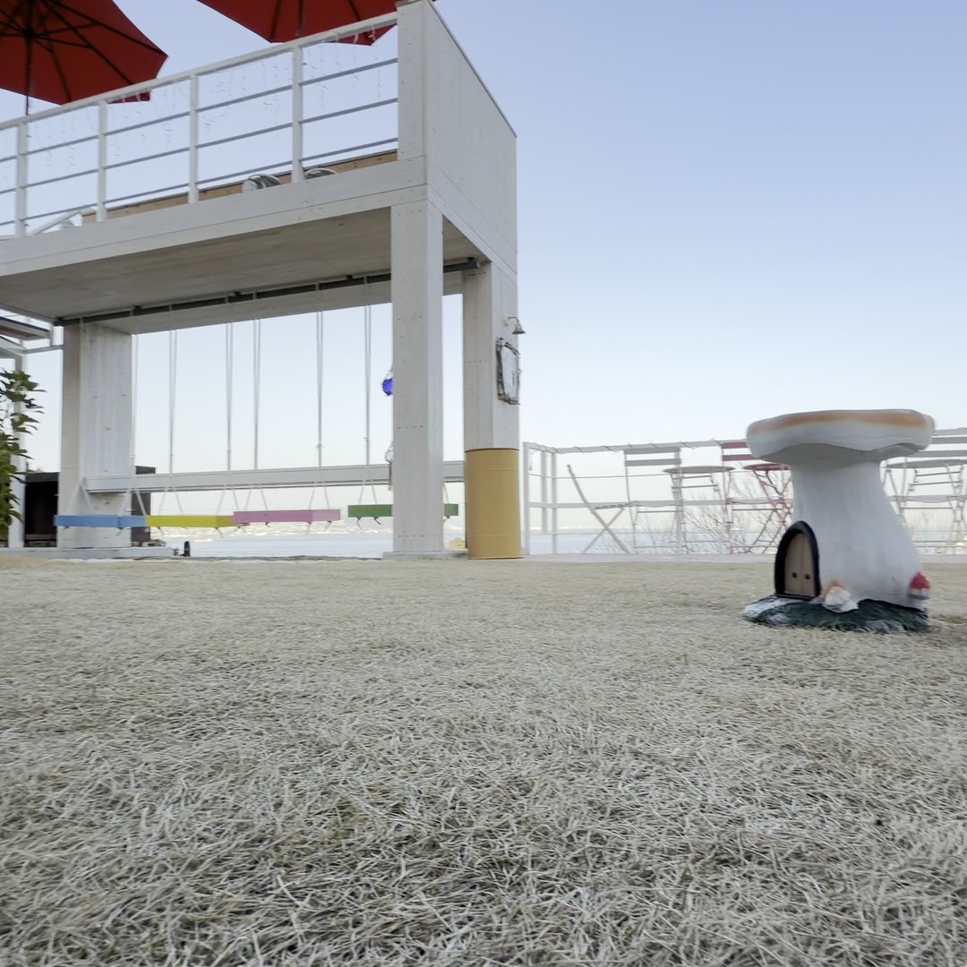 +Lei Kitchen 外観 芝生 オブジェ 淡路島