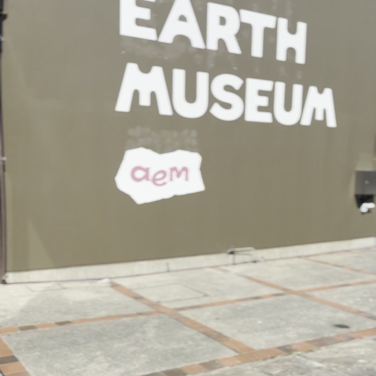 AWAJI EARTH MUSEUM 外観 壁面ロゴ 淡路島 北淡震災記念公園内