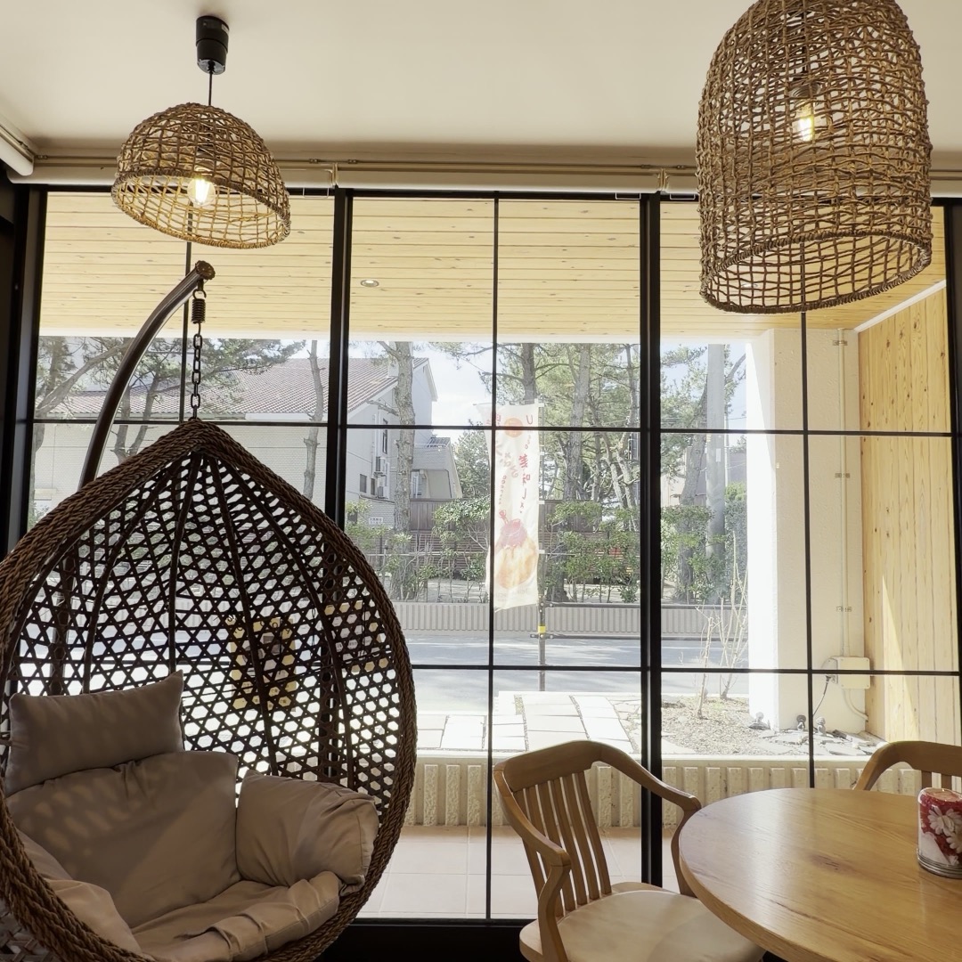 店内エッグチェアとラタン