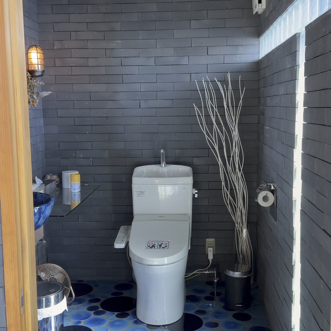 淡路瓦タイルを使ったおしゃれなトイレ