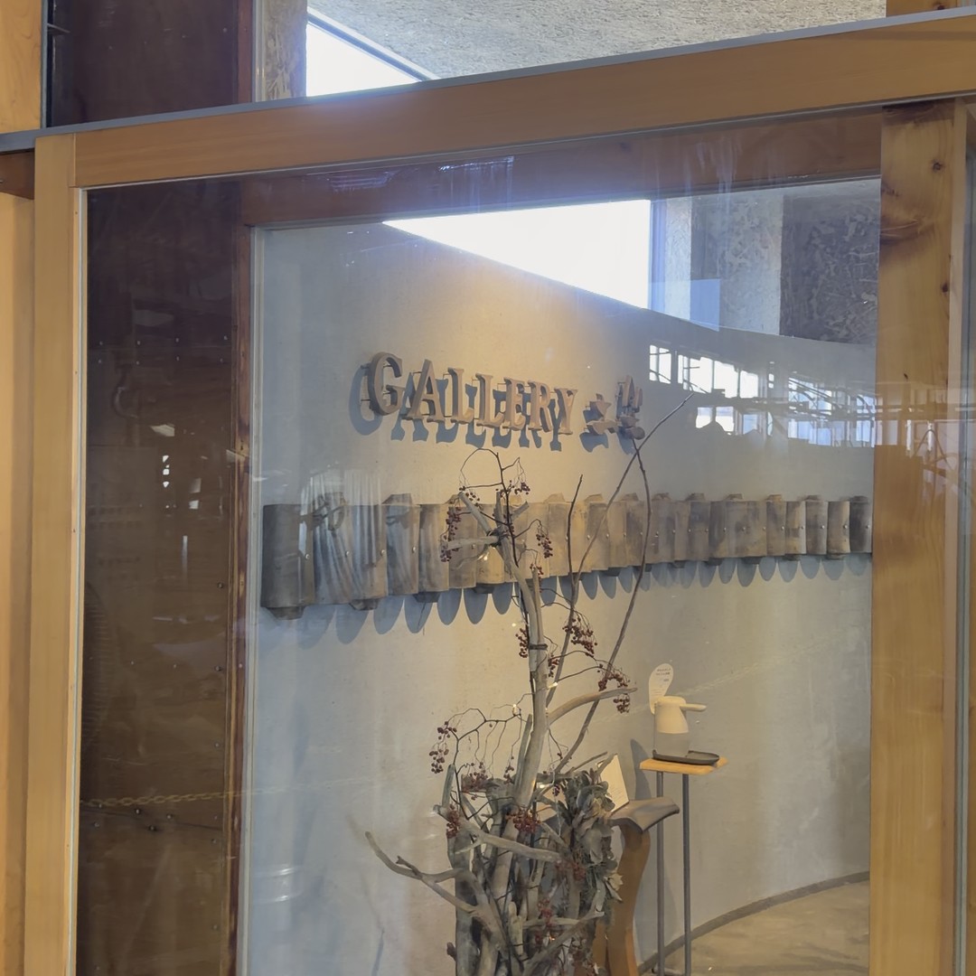 ガラス越しに見えるGALLERY土坐のサイン