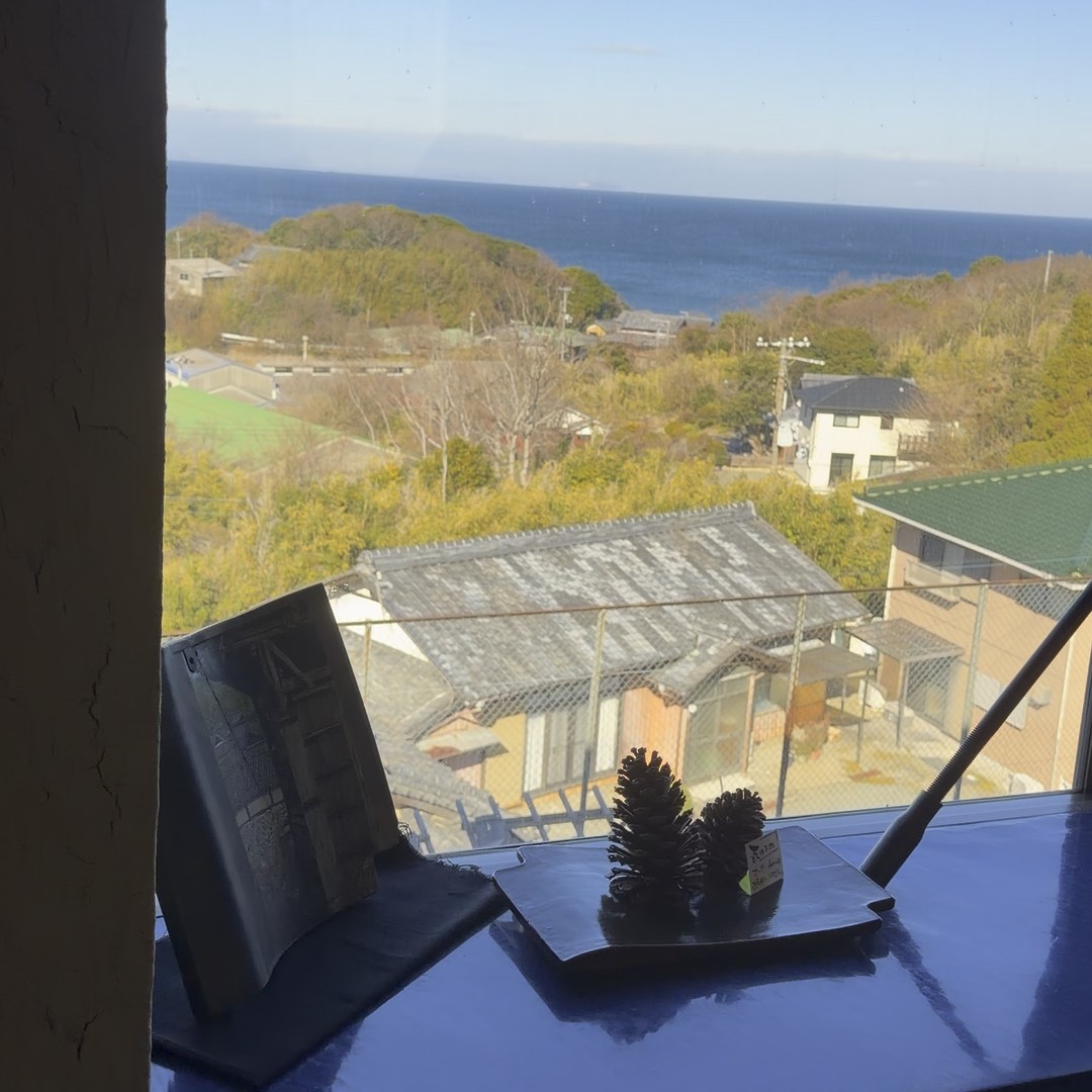 Gallery土坐の窓から見える淡路島の海