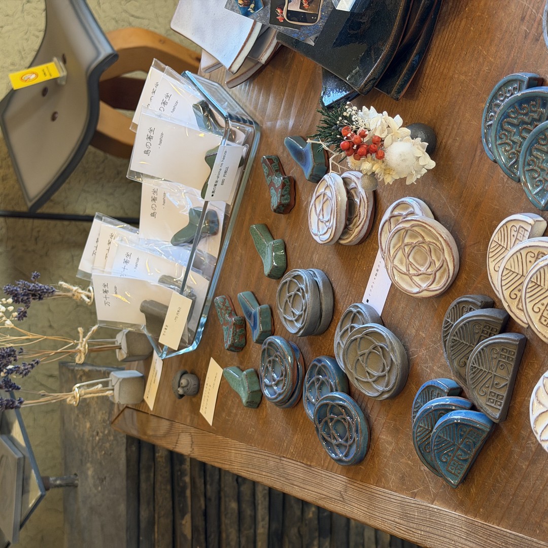 Gallery土坐に並ぶ淡路瓦の作品たち