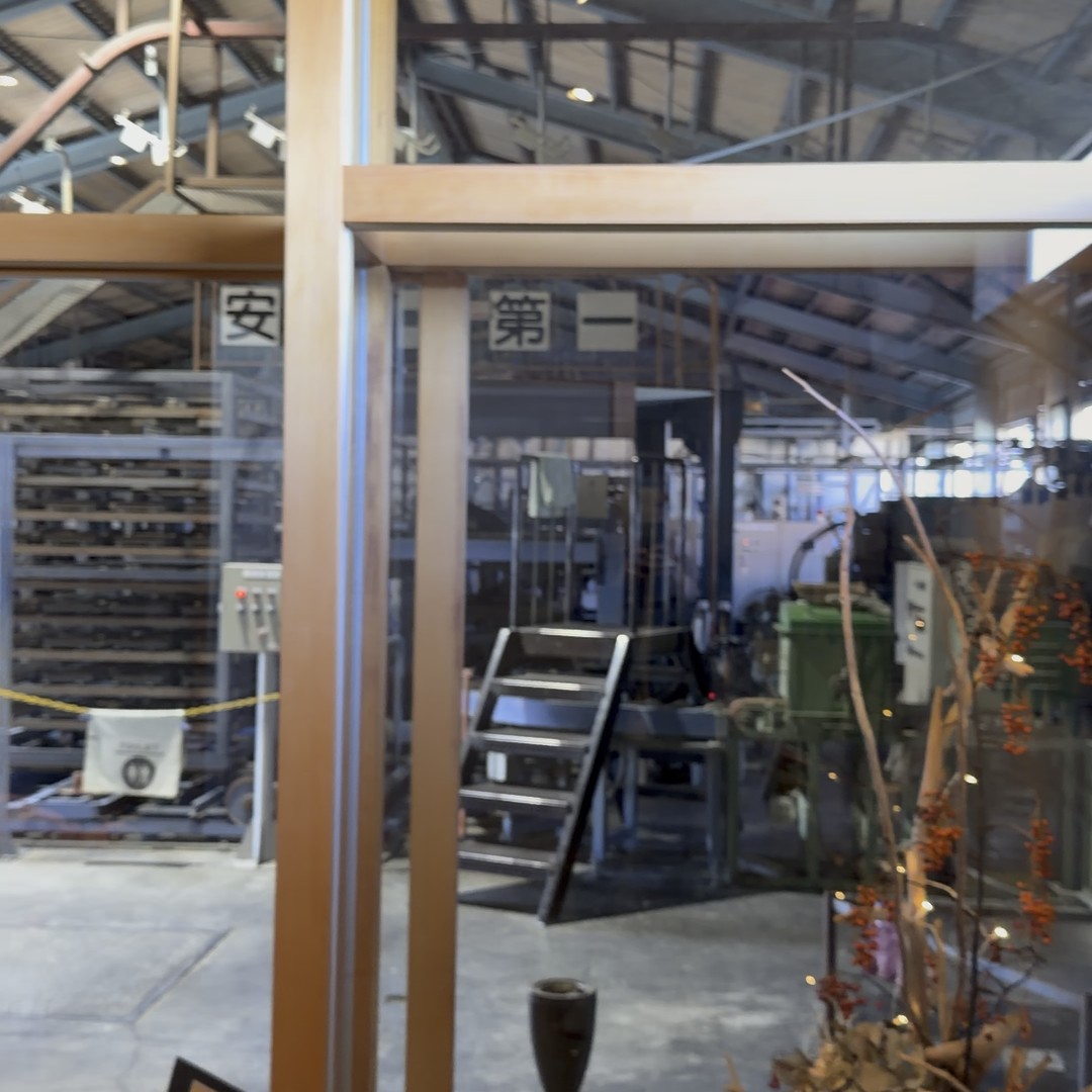 ガラス越しに見える淡路瓦製造工場