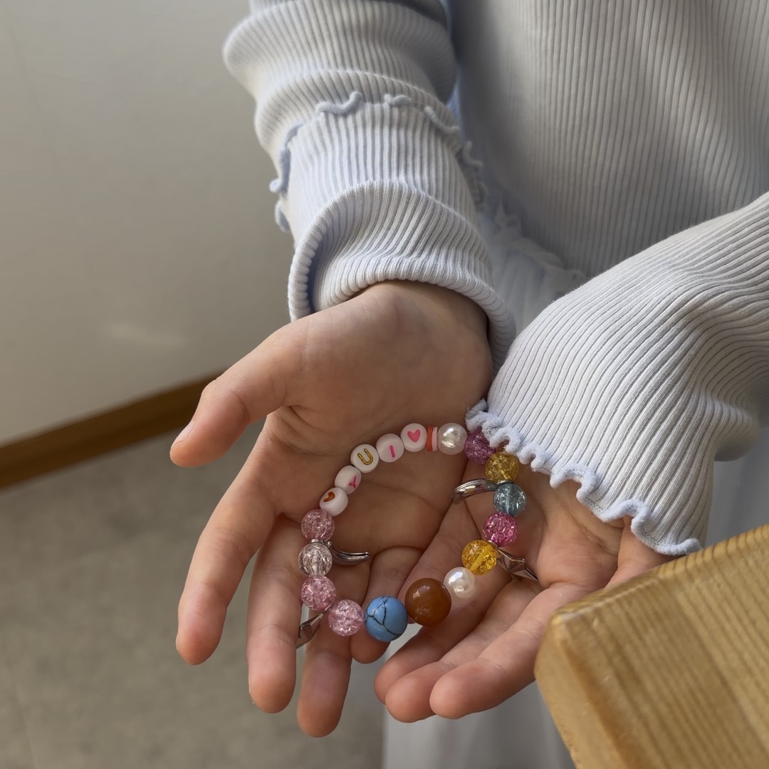 完成したカラフルなブレスレット