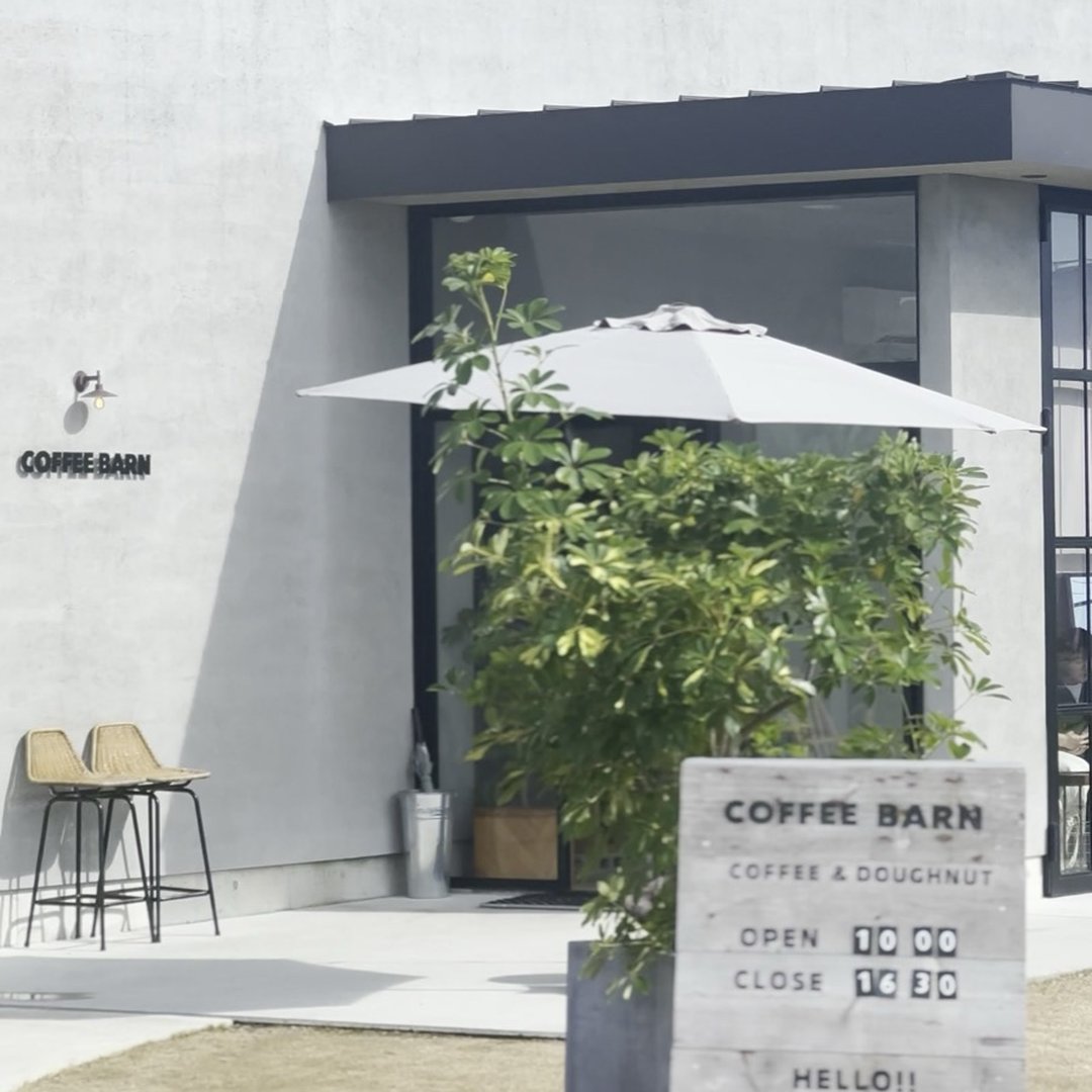 COFFEE BARN 外観 パラソル 屋外席 看板 淡路島