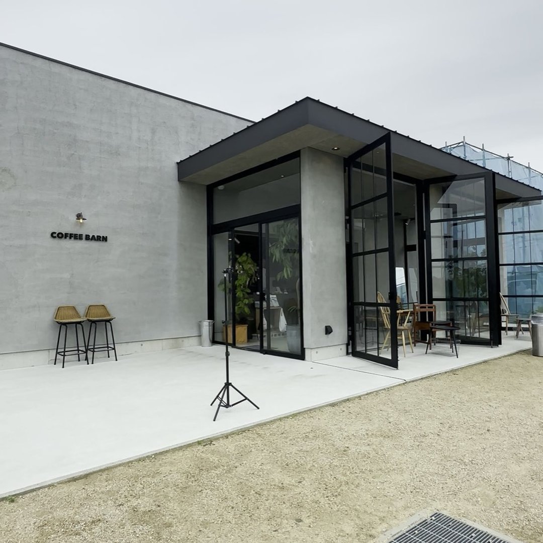 COFFEE BARN 外観 ガラス張り ファサード 淡路島 犬連れ