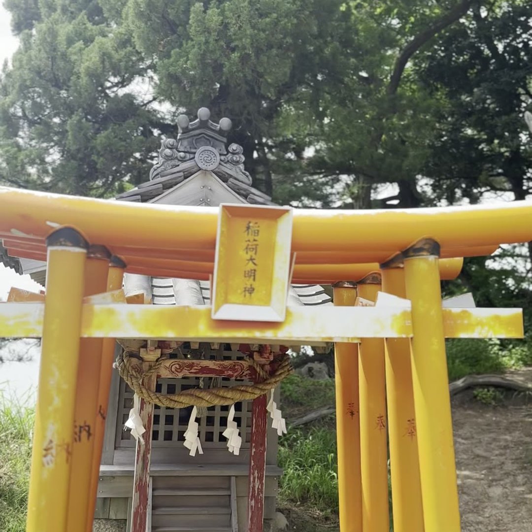明神岬 稲荷大明神 朱色鳥居 祠
