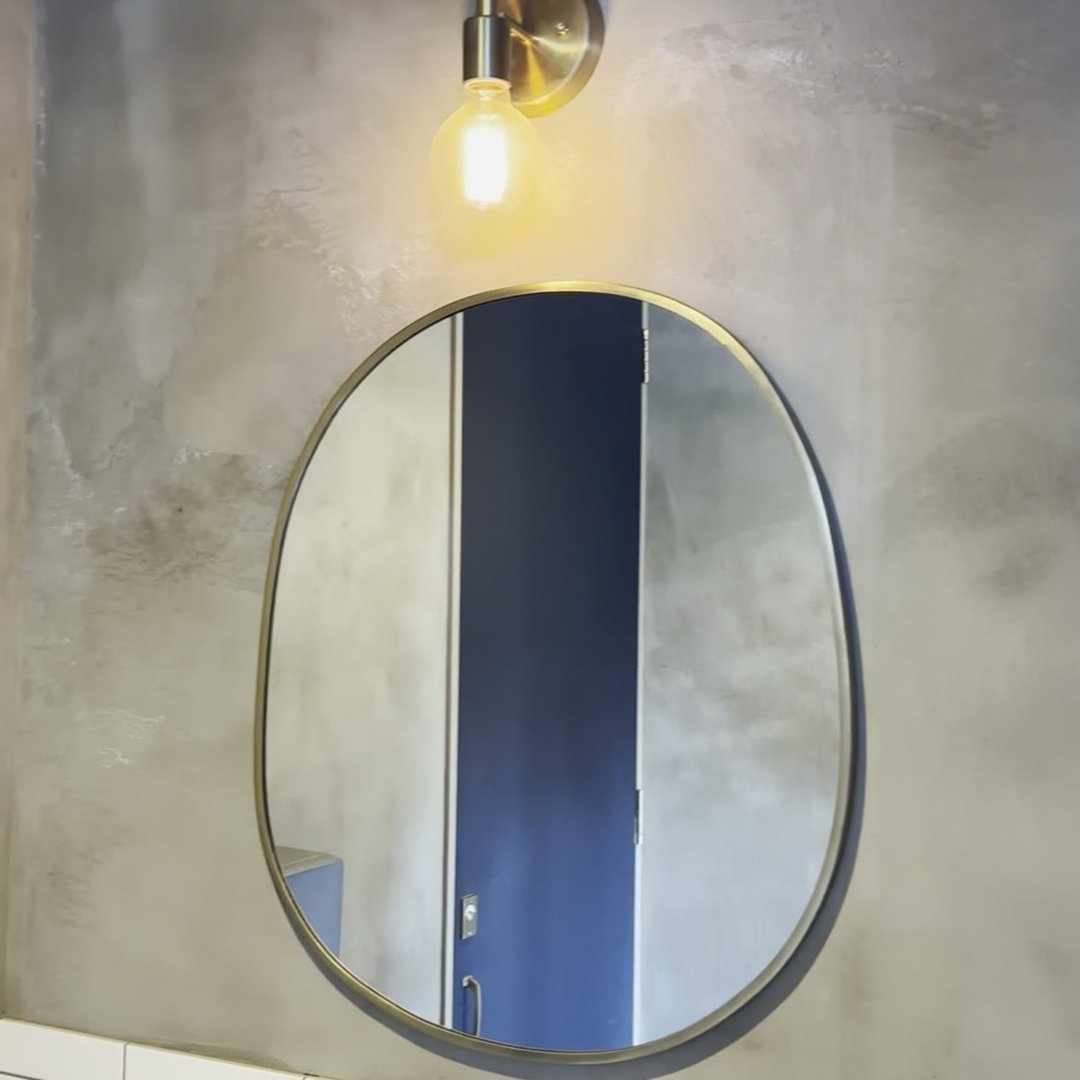 COFFEE BARN 店内 モルタル壁 鏡 真鍮 ペンダントライト インテリア