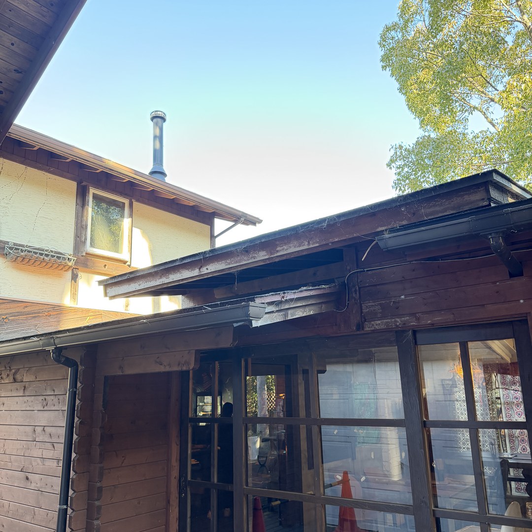 IN THE HOUSE 外観と青空