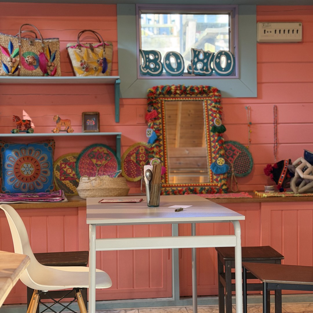 IN THE HOUSE 店内ピンク壁とBOHOサイン