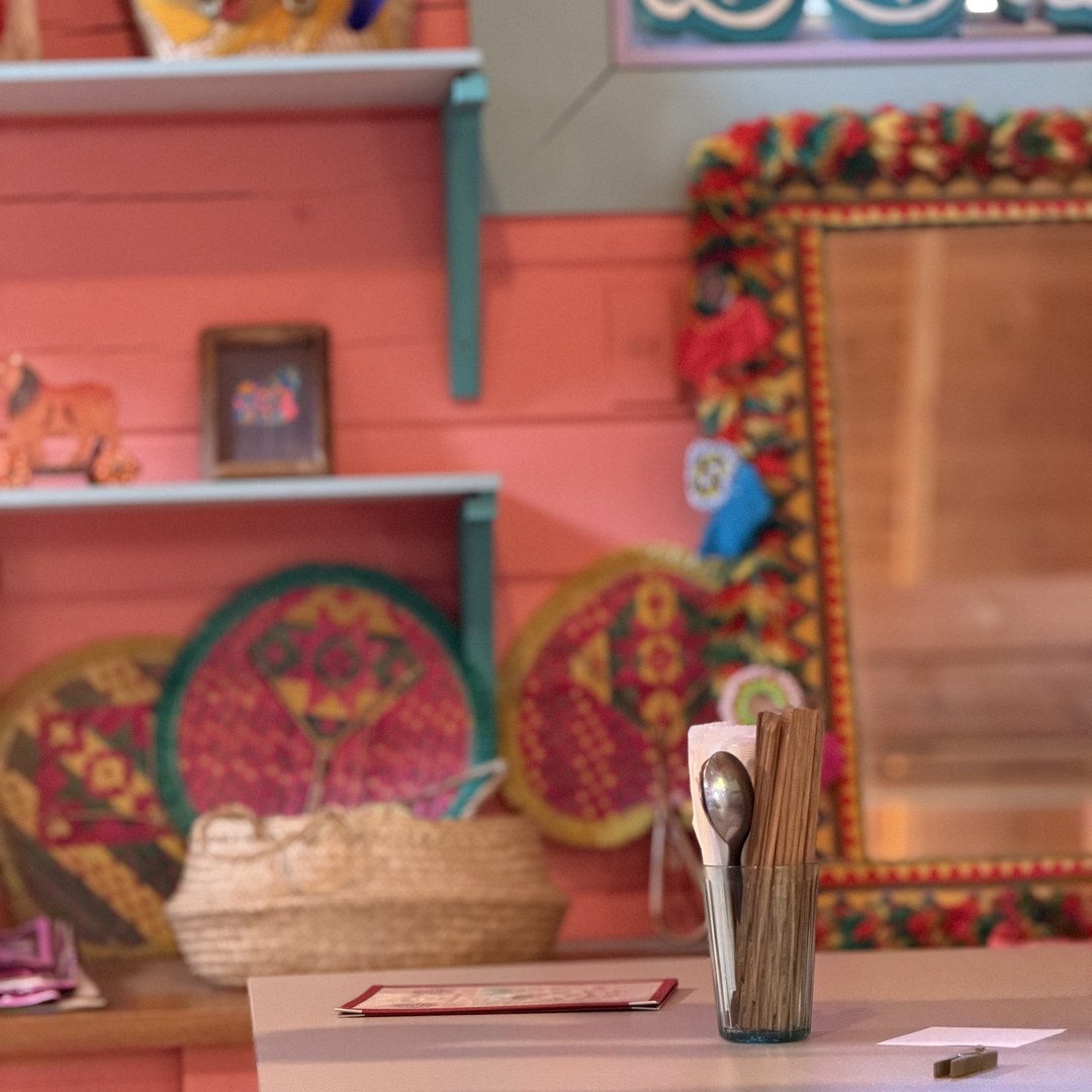 IN THE HOUSE 民族調インテリアとカラフルな装飾