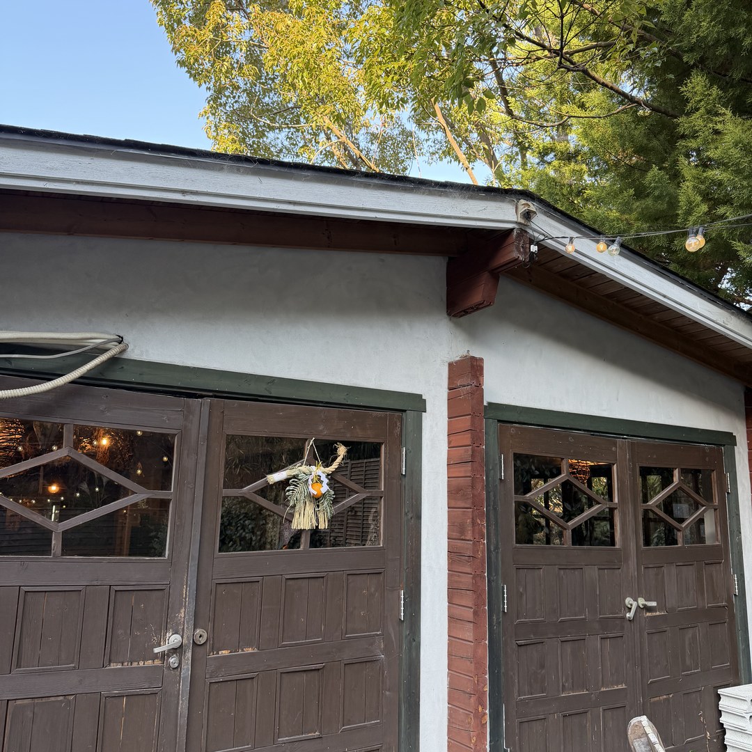 IN THE HOUSE 外観夕方