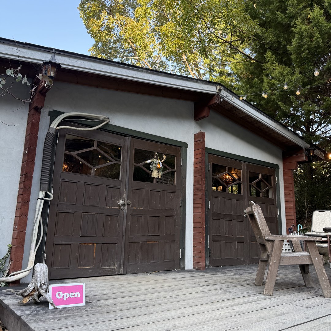 IN THE HOUSE 外観とOPENサイン