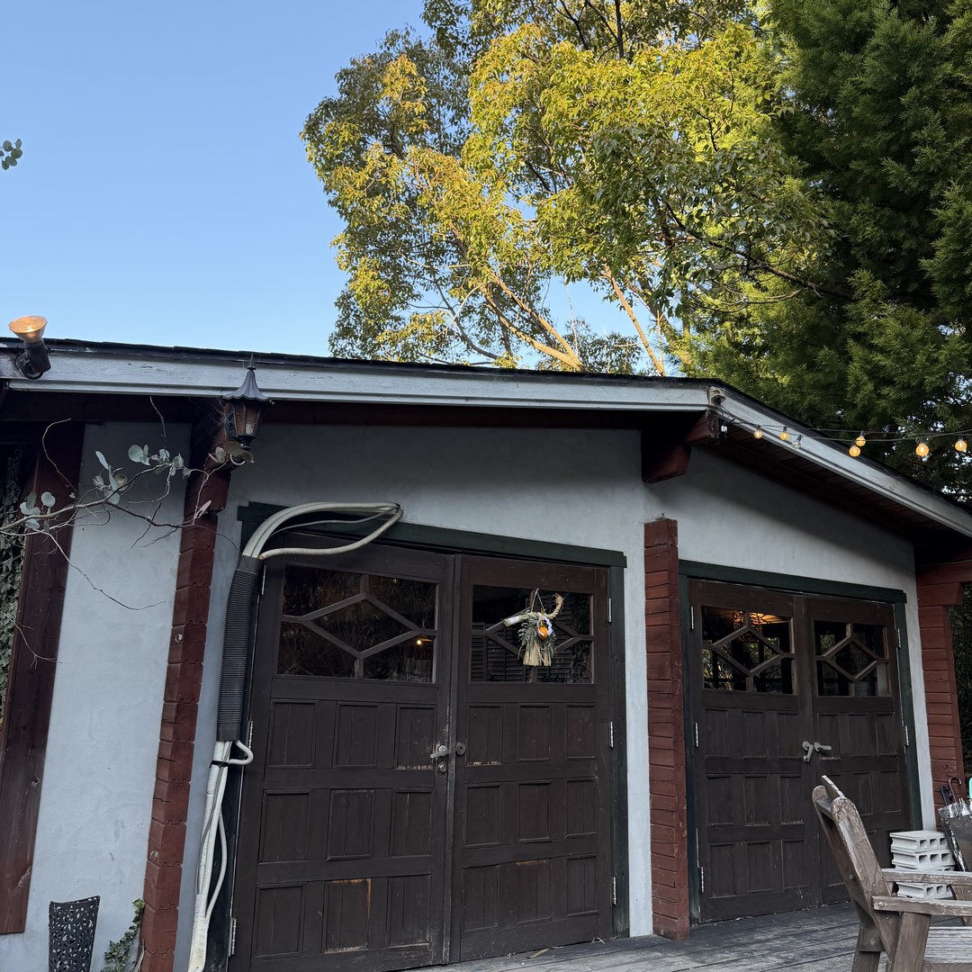 IN THE HOUSE 外観夕方