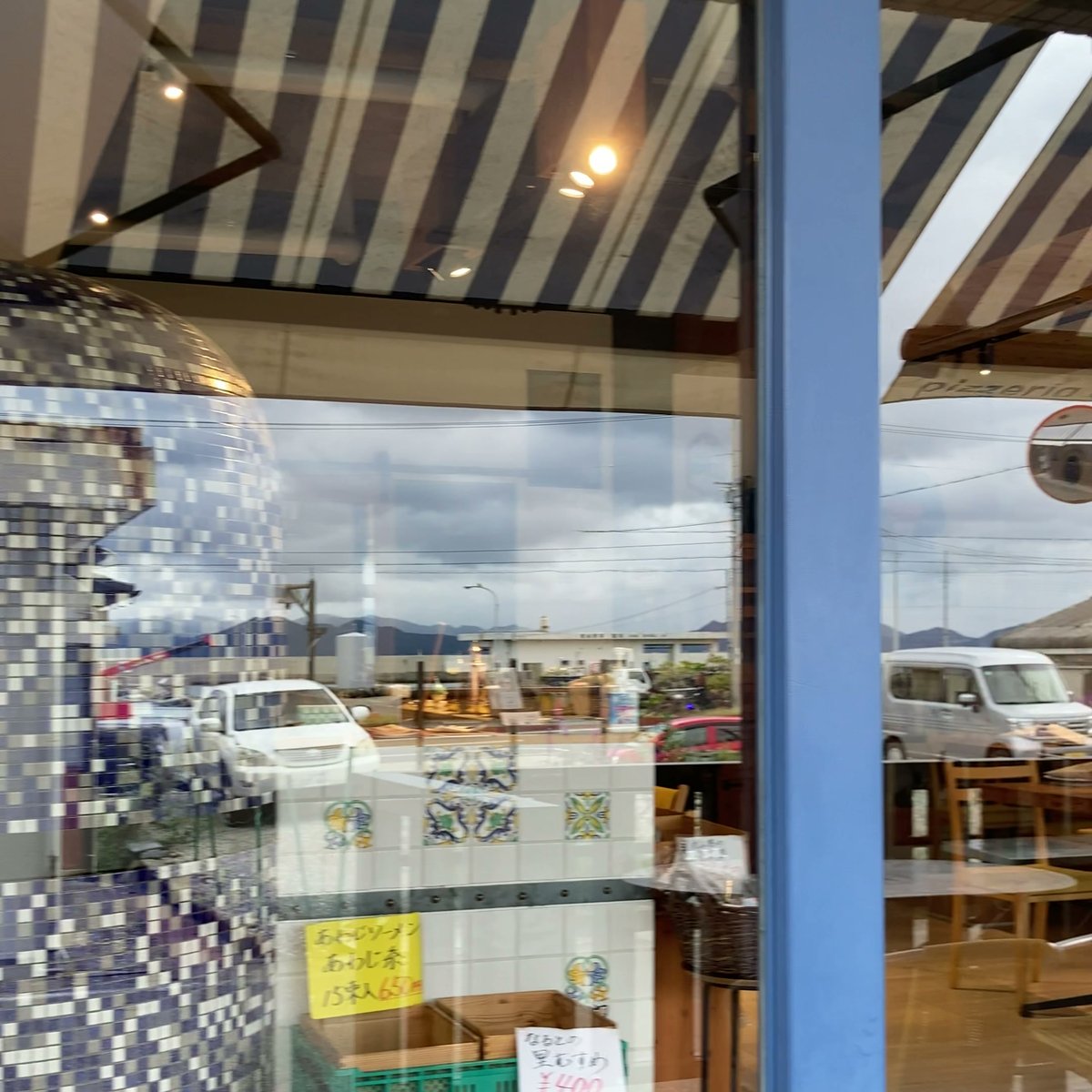 まるみ食堂 エントランス モザイクタイル 青いドア