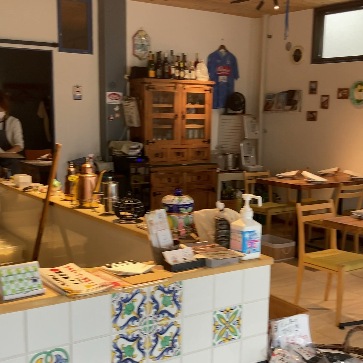 まるみ食堂 店内 カウンター モザイクタイル イタリアン