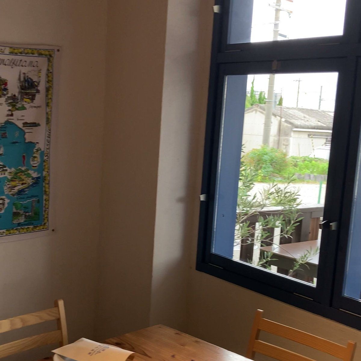 まるみ食堂 店内 窓際席 木の家具