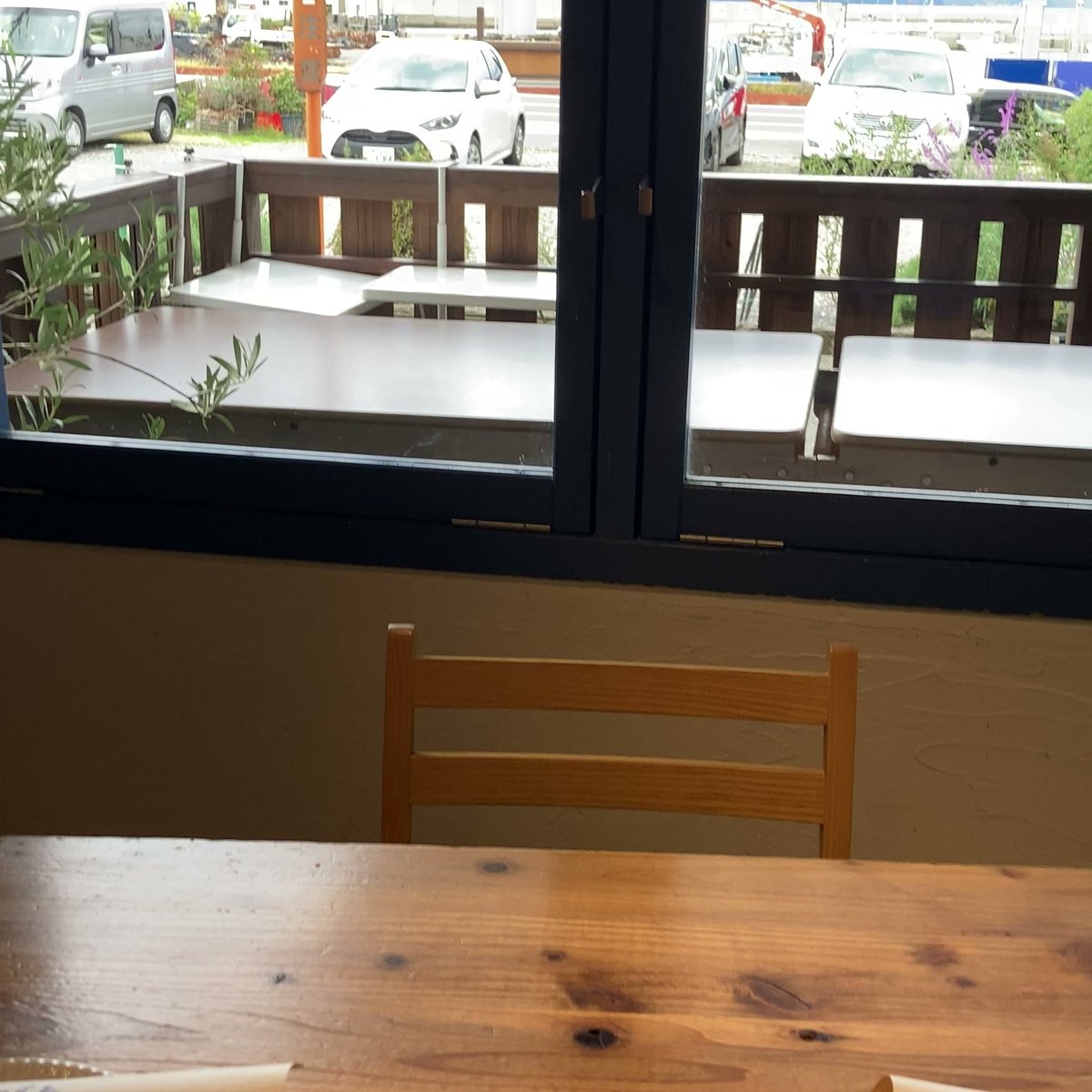 まるみ食堂 窓際の席 自然光 南あわじ市 ピッツェリア