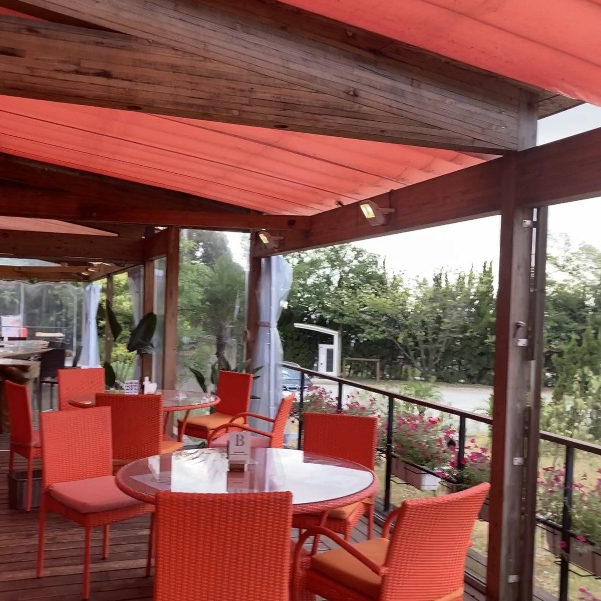 のじまスコーラ カフェ テラス 赤 犬連れ