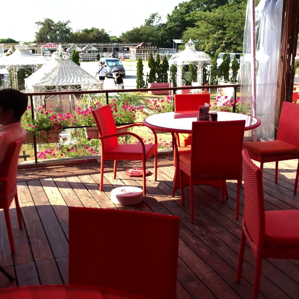 のじまスコーラ カフェ 赤いパラソル テラス