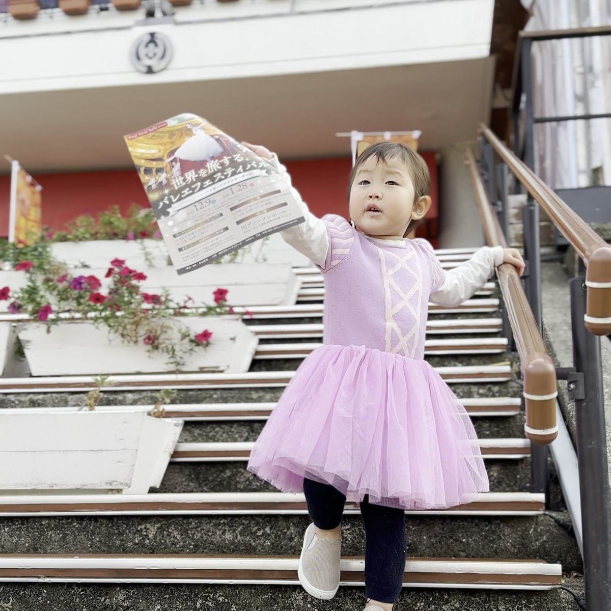 のじまスコーラ 子どもと犬 校舎階段