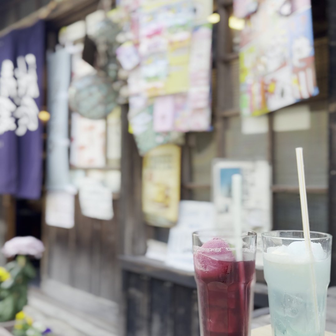 バッタリカフェ吉甚の外テーブルとカラフルドリンク