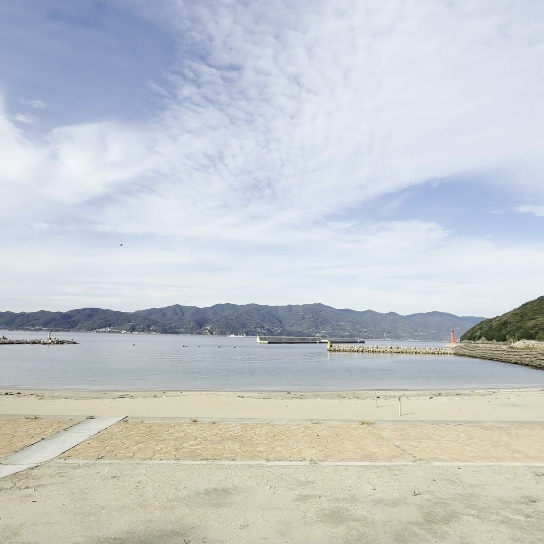 沼島海水浴場の美しい砂浜と海