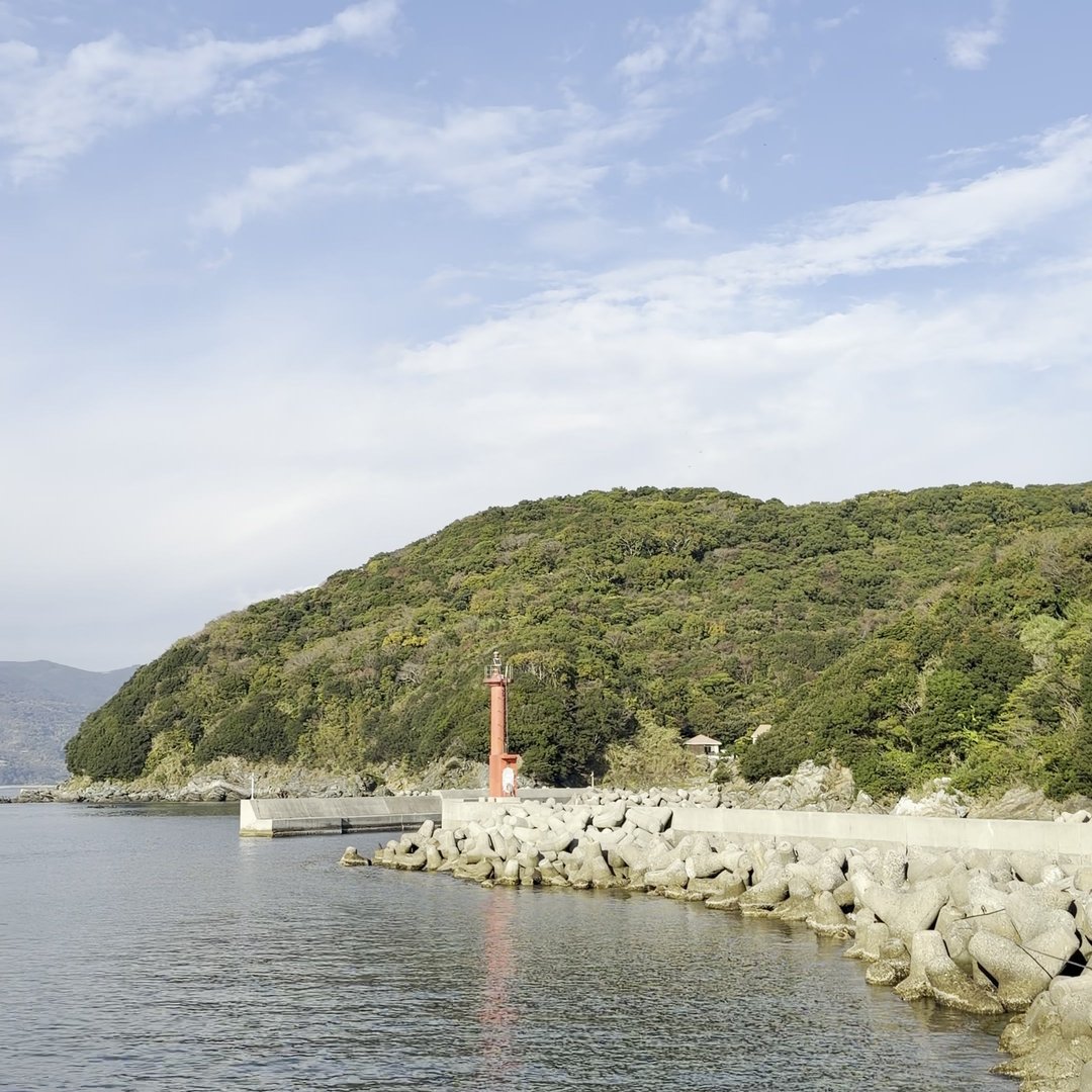 沼島の港と赤い灯台・青空