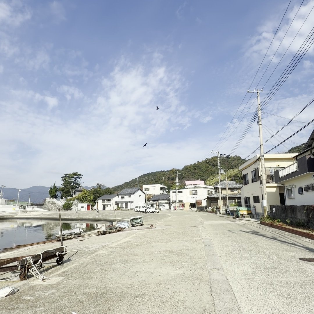 沼島の漁港・青空と山