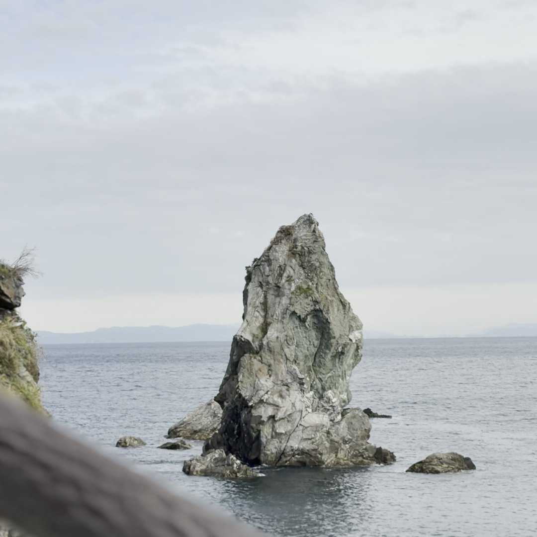 海の上に鋭く立つ上立神岩