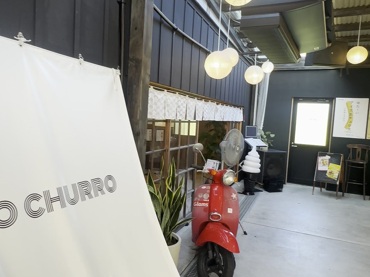 オロチュロ エントランス 赤スクーター 提灯 CHURRO白布 淡路島