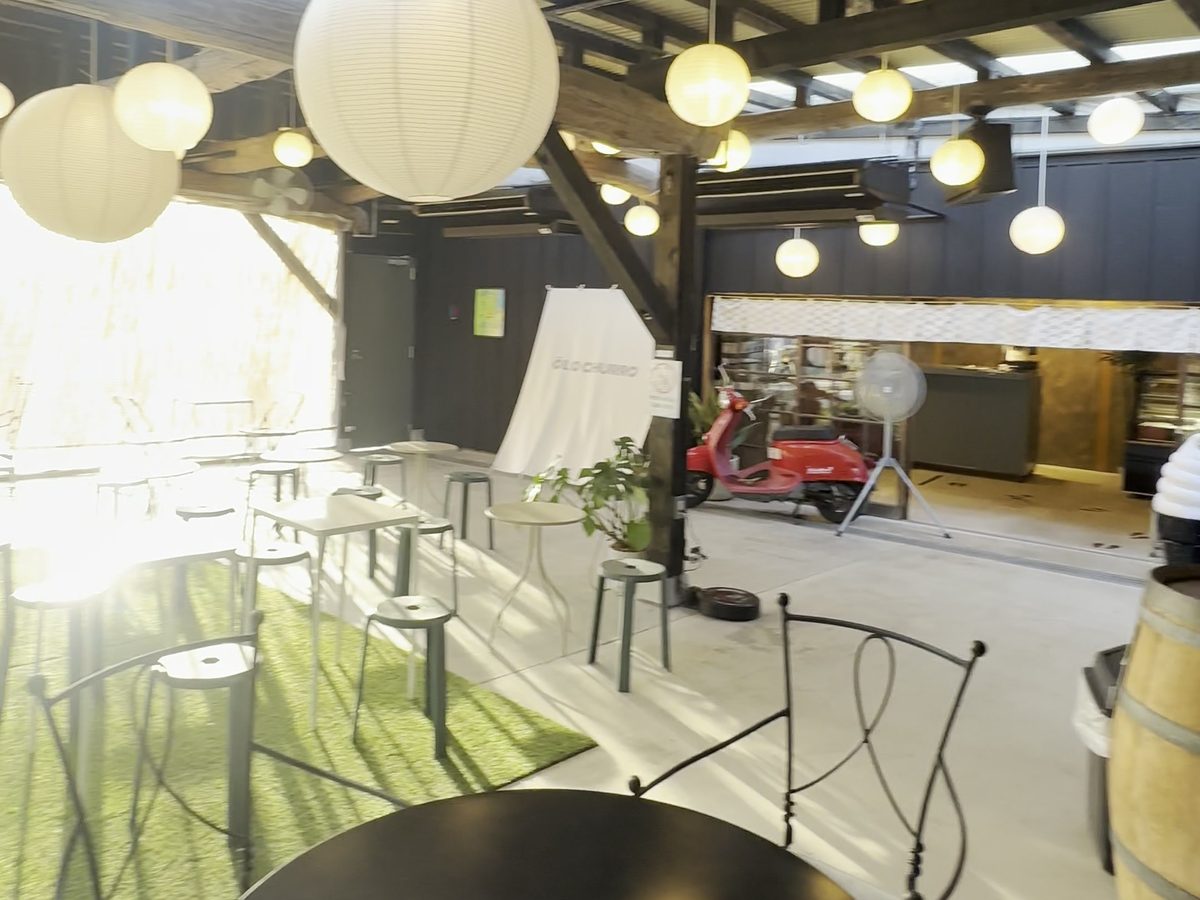 オロチュロ 店内全景 提灯 赤スクーター OLOCHURRO看板 淡路島