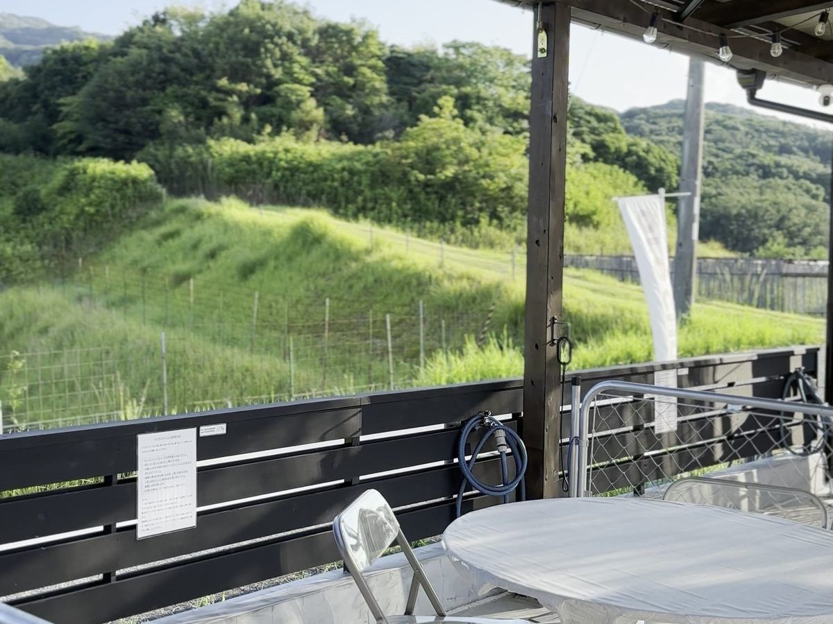 オロチュロ 屋根付きテラス 竹やぶ 山々 景観 淡路島カフェ