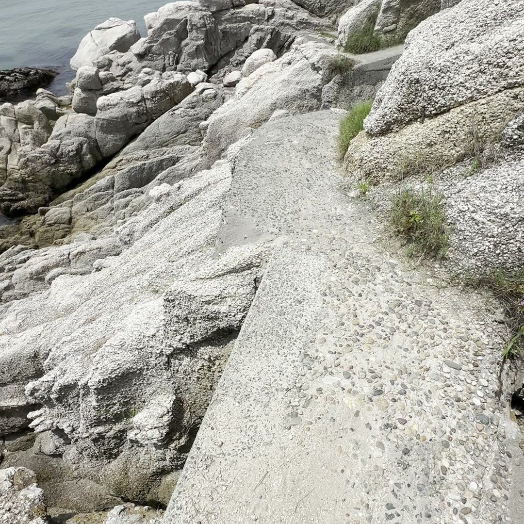 明神岬 岩場 海沿い 細い通路 注意 犬連れ