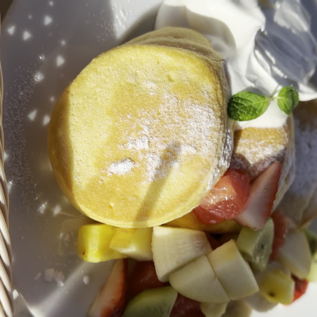 幸せのパンケーキ フルーツたっぷりのふわふわパンケーキ