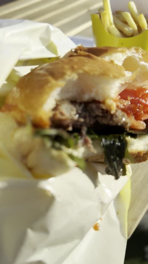 SHIMAUMA BURGER 淡路島本店 テラス席わんこOK・芝生で愛犬と過ごせる