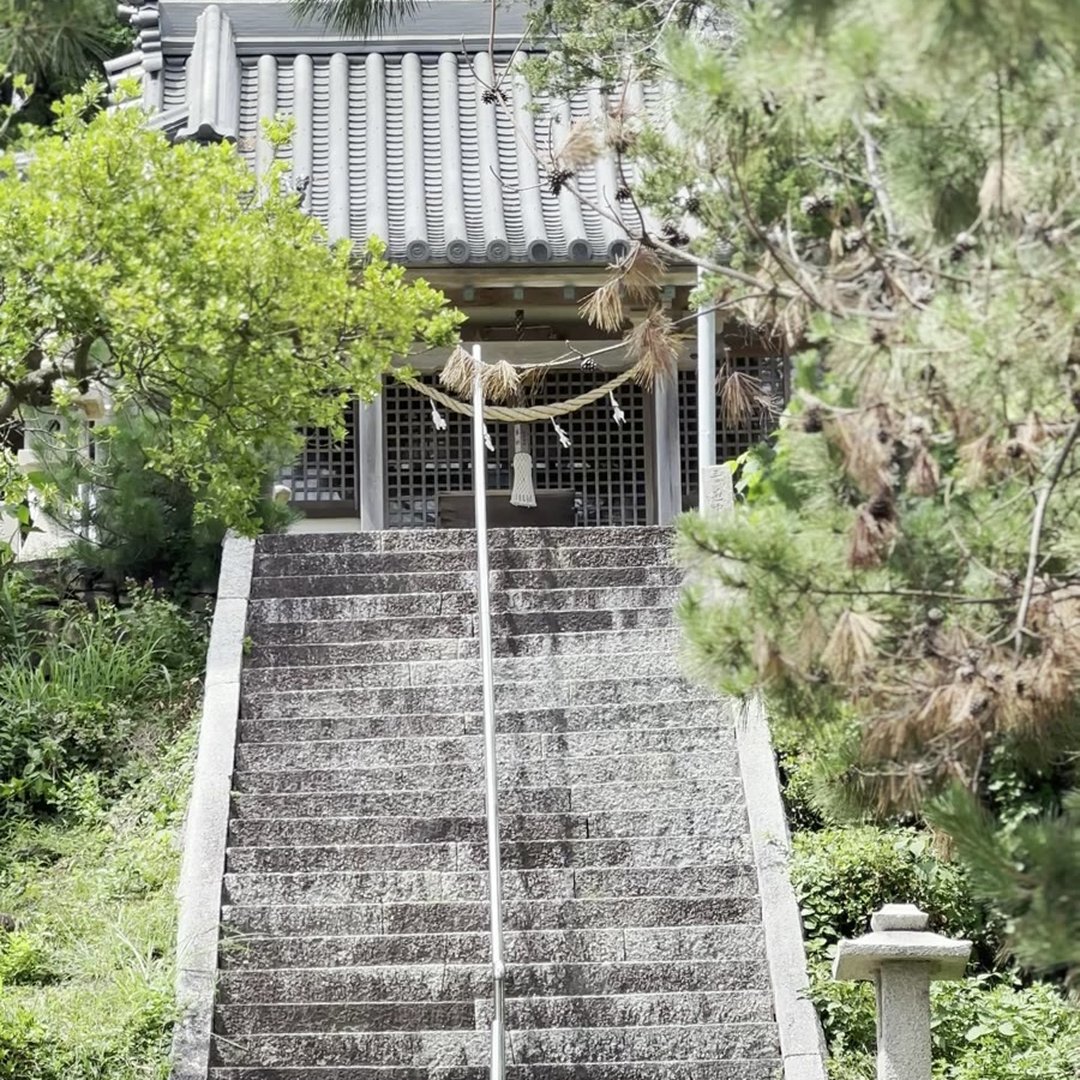 西濱神社 本殿 階段 しめ縄 明神岬