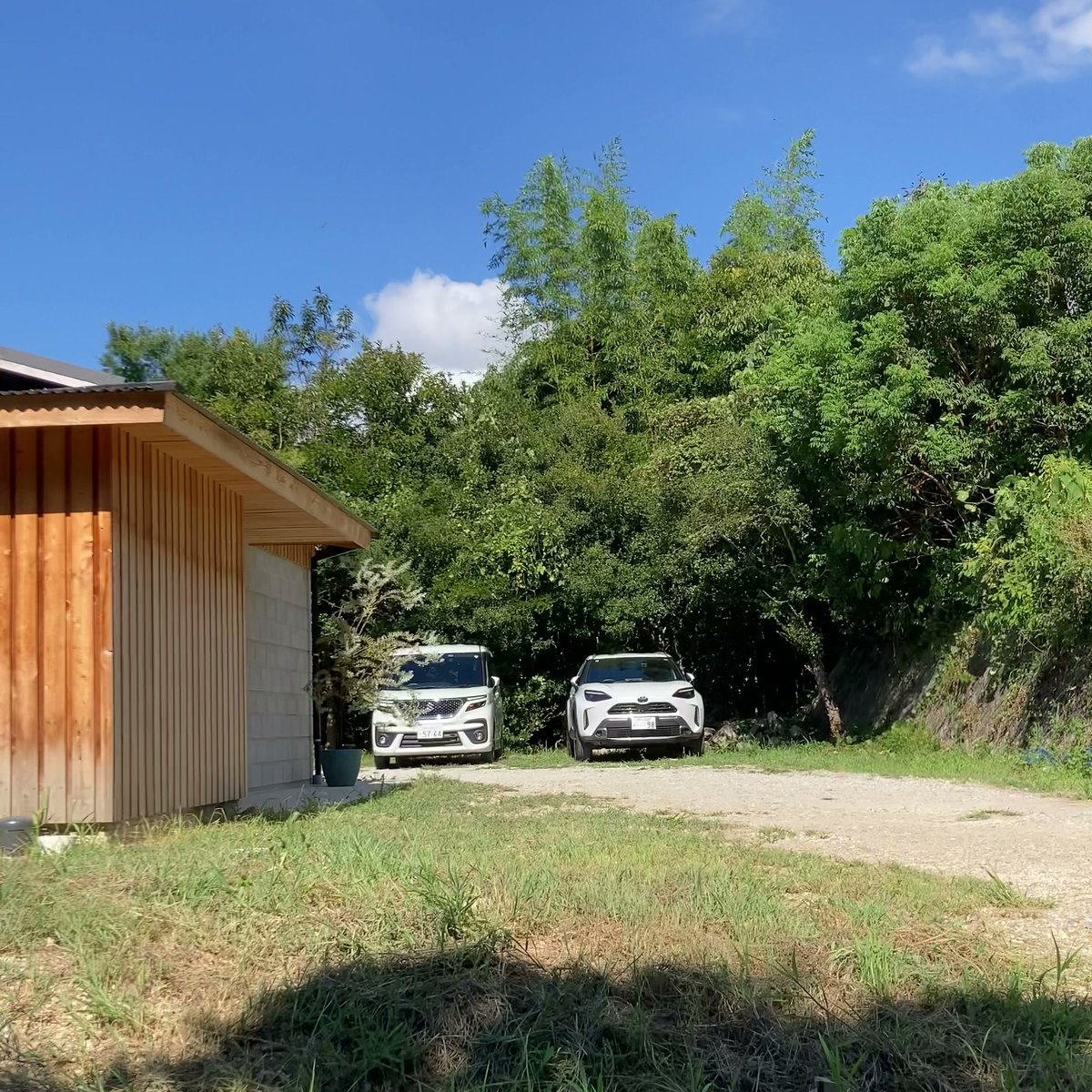 坂道茶家つきよみ アプローチ 駐車場 淡路市江井