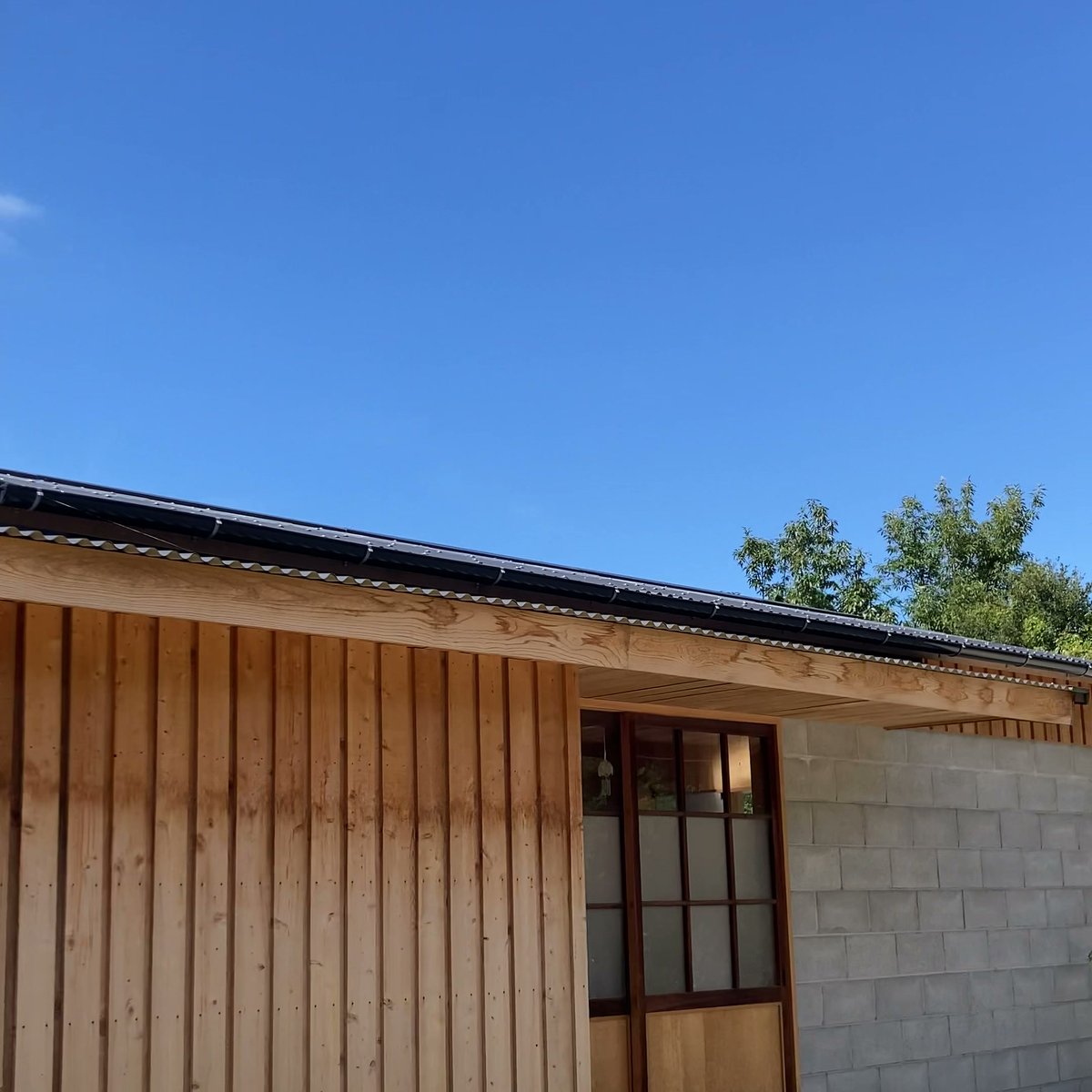 坂道茶家つきよみ 外観 木造 青空 淡路市江井