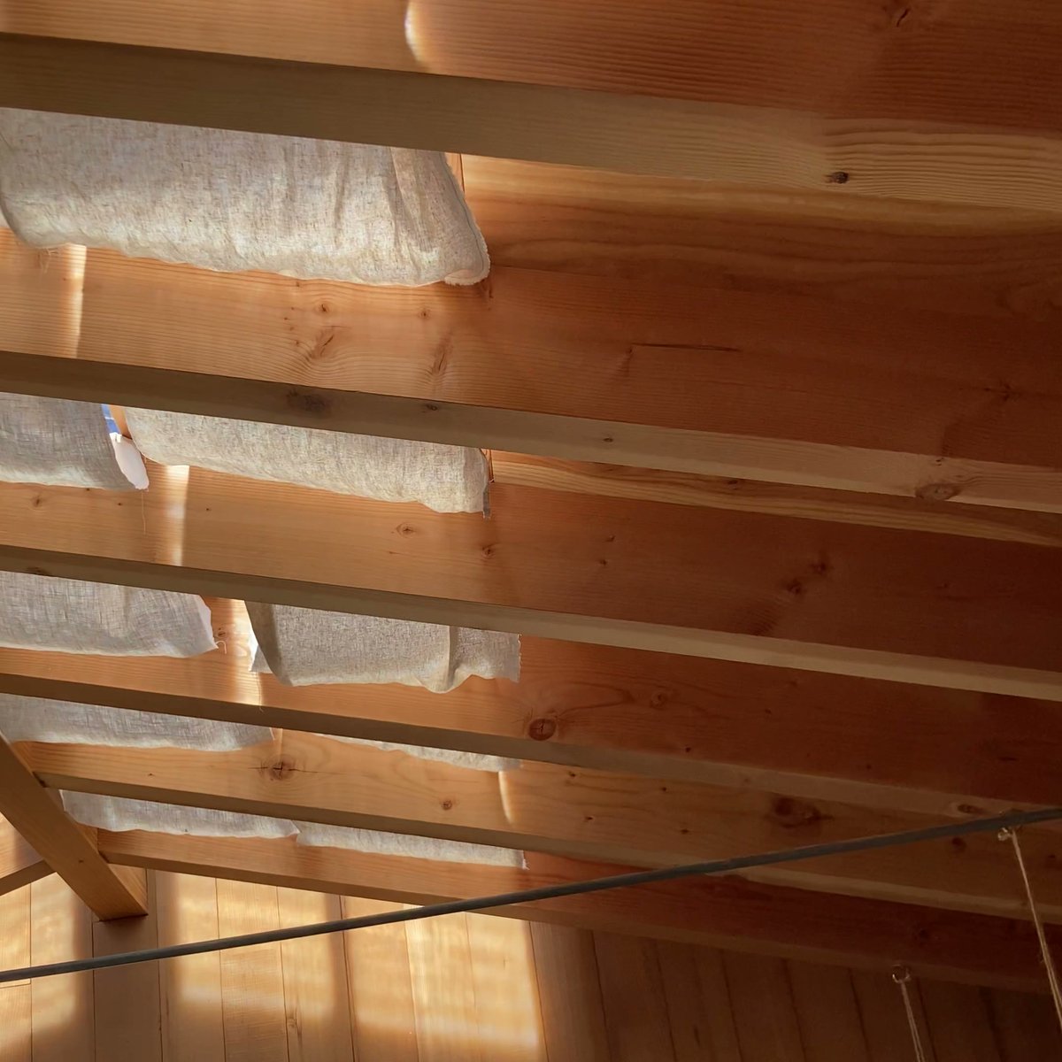 坂道茶家つきよみ 店内 木造 窓 海 眺望